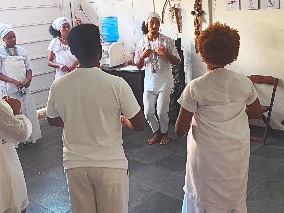 Participantes do projeto Eko Pèlú Ìjó Òmì em atividade de dança das Iyabás